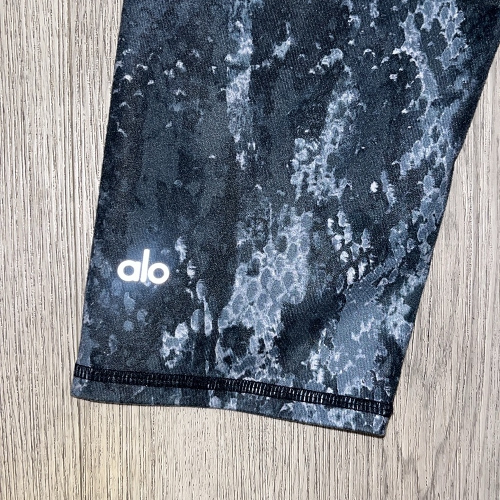 Alo Yoga python workout pants - Picture 5 of 5